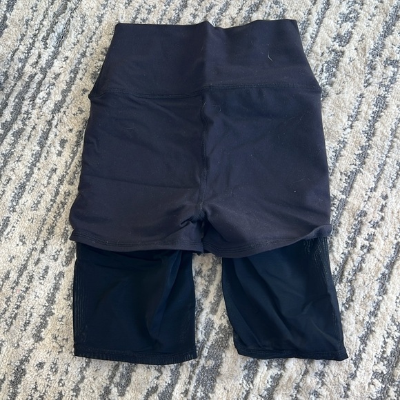 Alo Biker shorts with mesh - Picture 2 of 4
